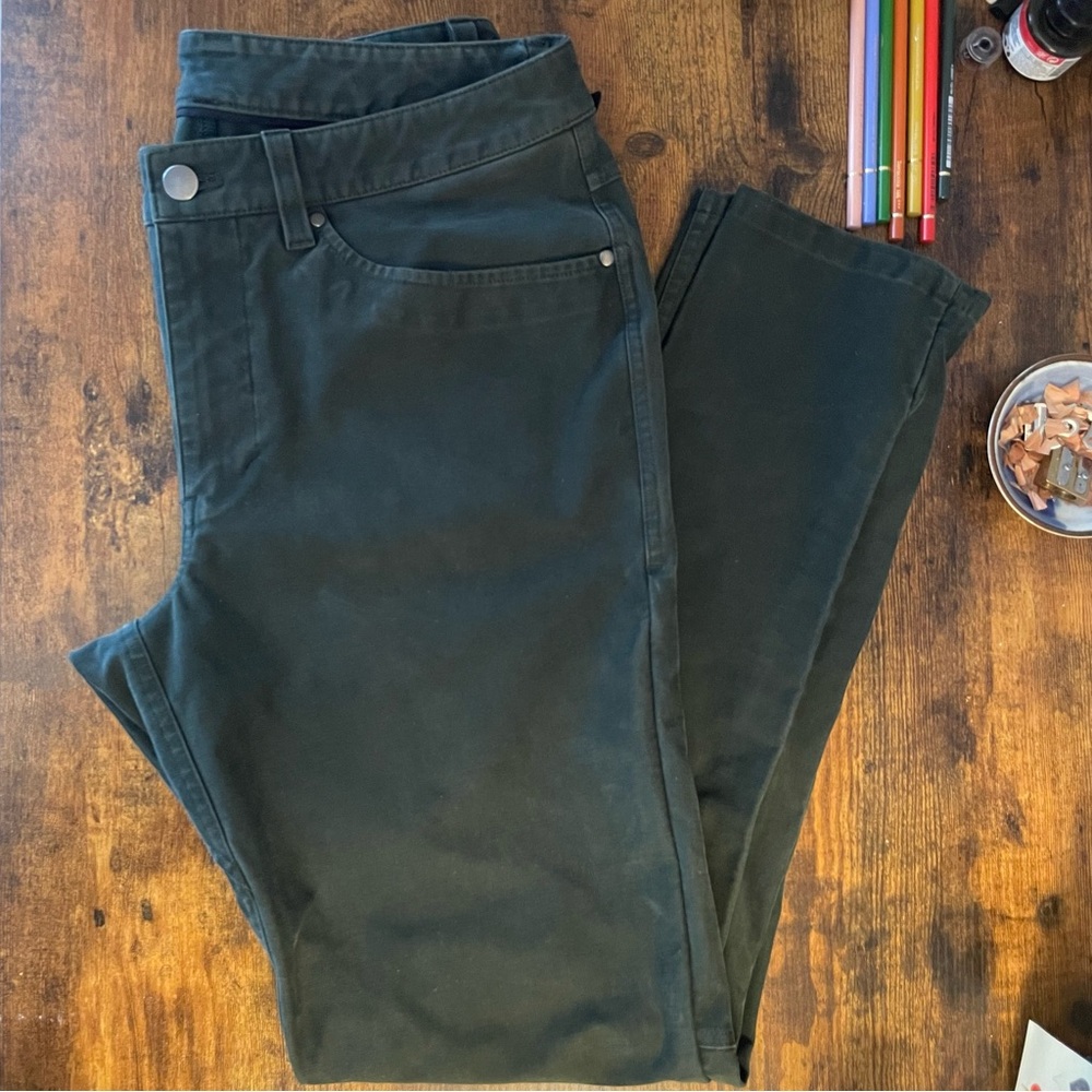 Lululemon ABC Slim-Fit 5 Pocket Pant
Utilitech Men’s in Rainforest green